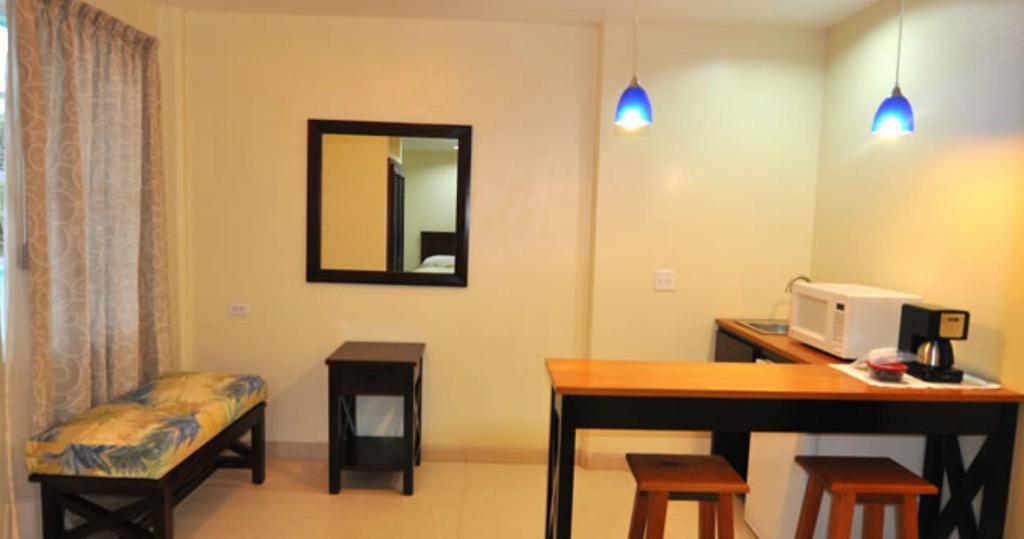 Rainbow Hotel Caye Caulker Room photo